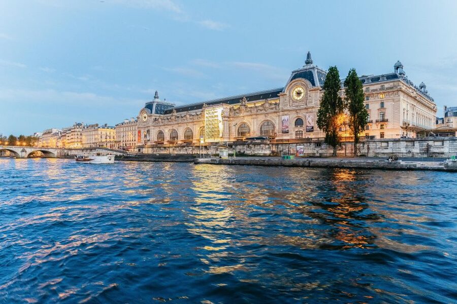 Paris: 3-Course-Dinner Cruise on the Seine with live music - Boarding at the Eiffel Tower pier: where you start and how to avoid stress