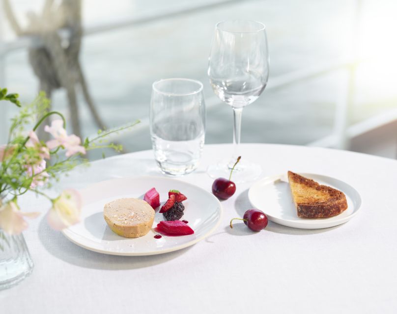 Paris: 3-Course-Dinner Cruise with Wine on the Seine River - The 3-course dinner: how the meal fits a short cruise