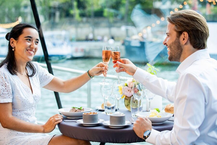 Paris: 3-Course-Dinner Cruise with Wine on the Seine River - Who this Seine dinner cruise fits best