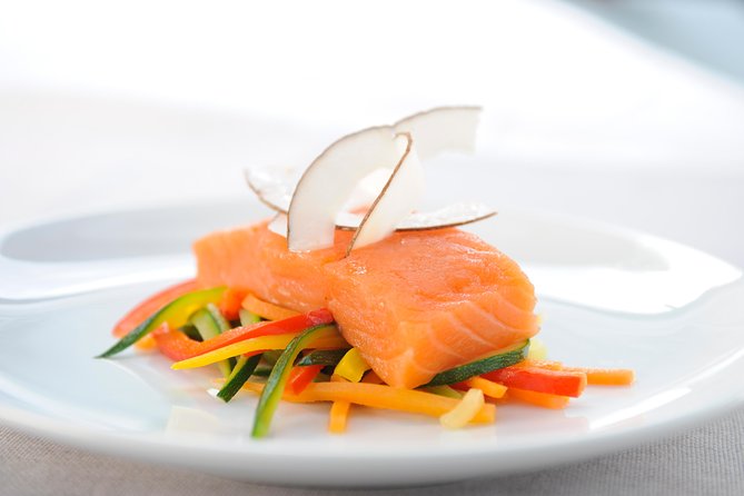 Paris 3-Course Gourmet Dinner and Sightseeing Seine River Cruise - Live music, photographers, and the “extra atmosphere” you may want