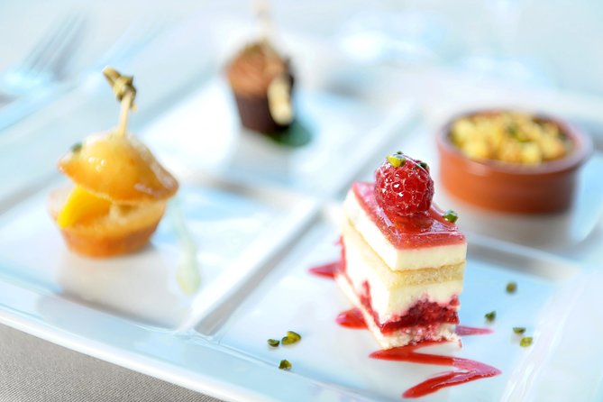 Paris 3-Course Gourmet Dinner and Sightseeing Seine River Cruise - How to choose the best timing and seat for Eiffel Tower photos