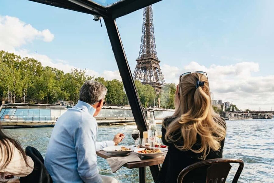 Paris : 3-Course Gourmet Dinner Cruise on Seine River - The view run: Île de la Cité, Notre Dame, the Louvre, Pont Neuf, Eiffel Tower, and Les Invalides