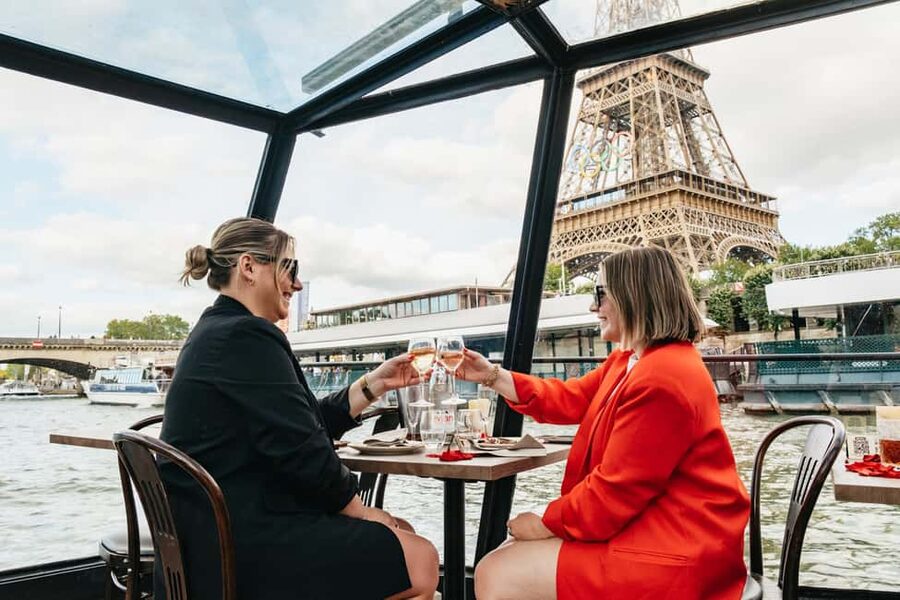Paris : 3-Course Gourmet Dinner Cruise on Seine River - Early 6:45 PM vs later 9:15 PM: which sailing fits your priorities