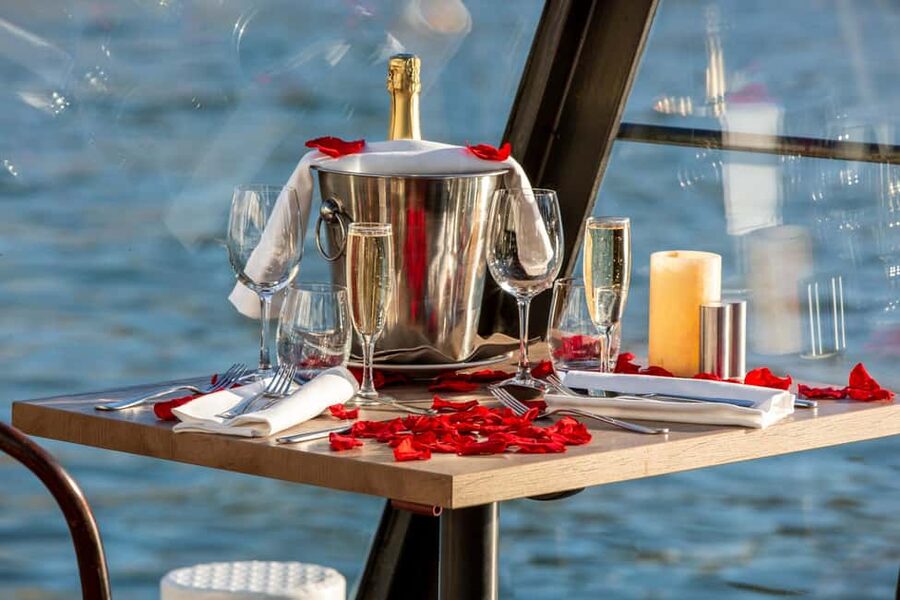 Paris: 3-Course Lunch Cruise on the River Seine - Service and atmosphere: what the staff get right at lunch