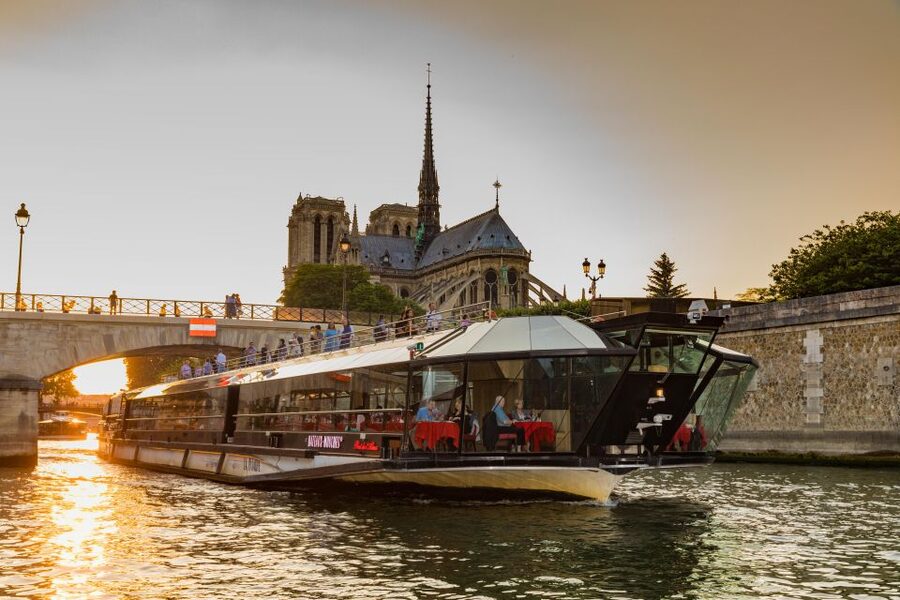 Paris: 4-Course Dinner Cruise on Seine River with Live Music - Key highlights worth prioritizing