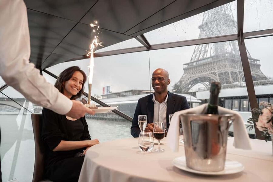 Paris: 4-Course Dinner Cruise on Seine River with Live Music - Who this Seine dinner cruise suits best