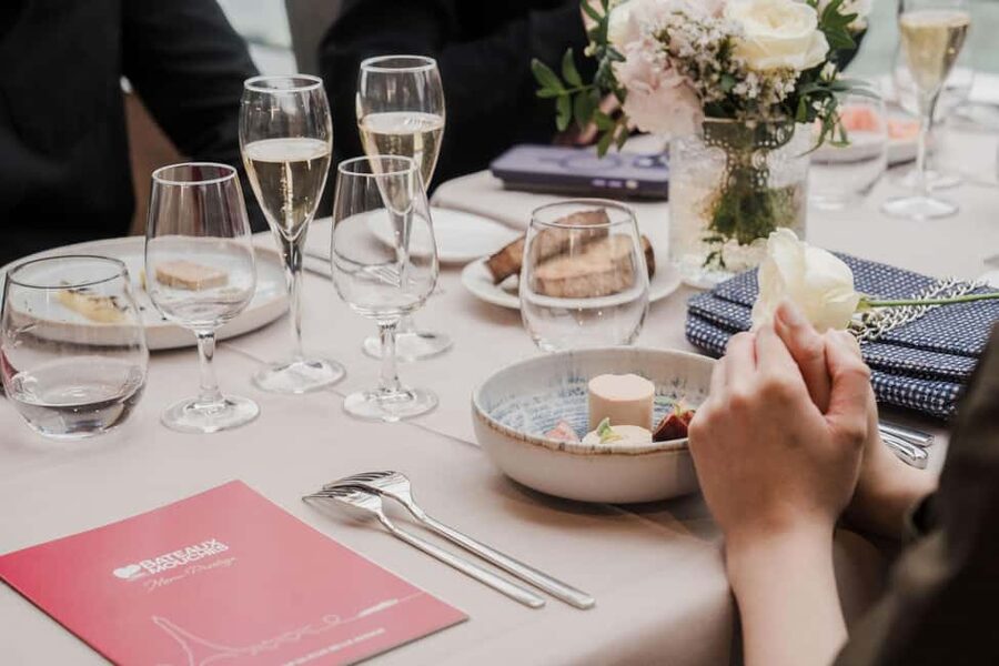 Paris: 4-Course Dinner Cruise on Seine River with Live Music - The Louvre Stretch and Pont des Arts: Architecture Up Close, Without the Crowds