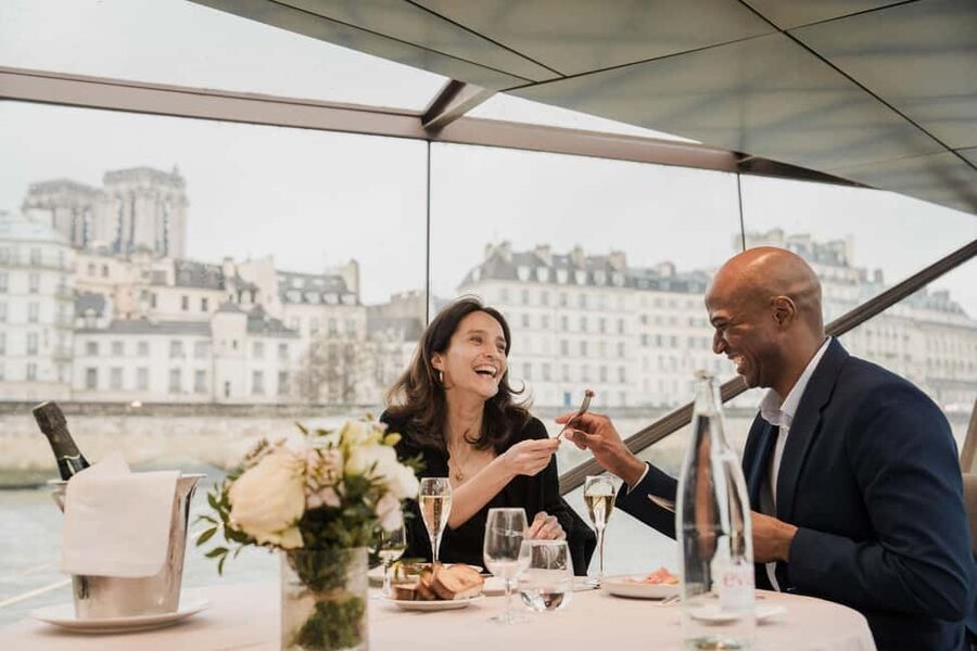 Paris: 4-Course Dinner Cruise on Seine River with Live Music - Île Saint-Louis, Notre-Dame, and Conciergerie: The Old Paris Chapter