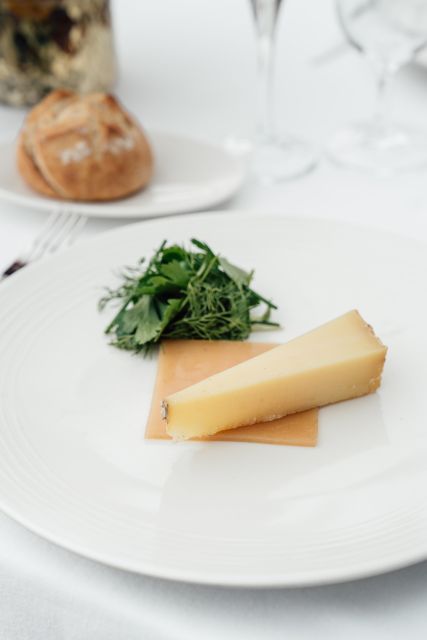 Paris: 4-Course Dinner Cruise on Seine River with Live Music - Seating, Windows, Photographer, and the Small Stuff That Changes Your Experience