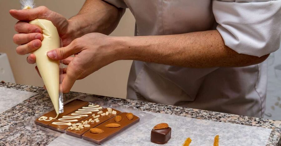 Paris: 45-minute Chocolate Making Workshop at Choco-Story - The 45-minute chocolate bar workshop: what you do with your hands