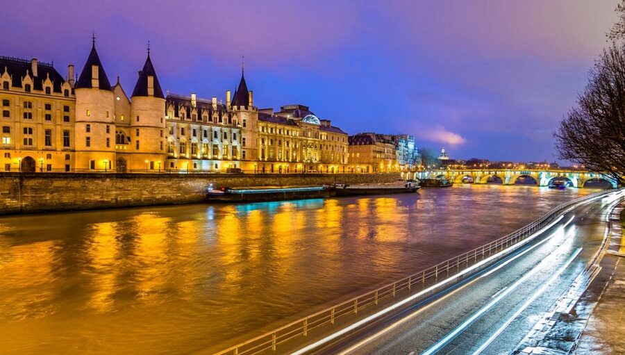 Paris: Bastille Day Dinner Cruise on the Seine River - A 2-Hour Paris Seine Dinner Cruise That Actually Uses the Night