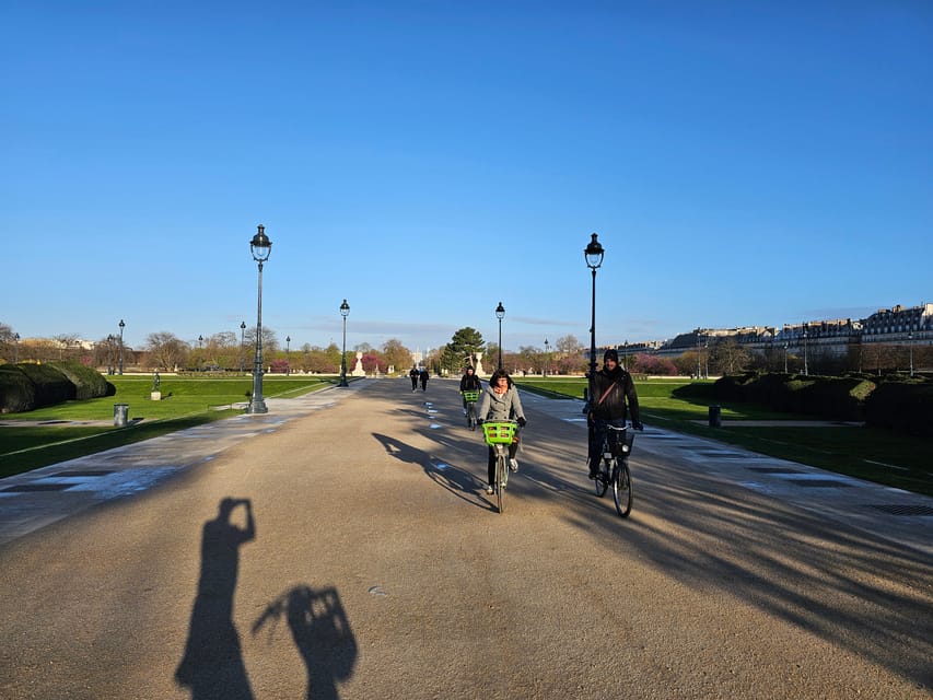 Paris before the crowds, bike tour & Breakfast - Louvre Pyramid In Quiet Light, Not Photo Headbutts
