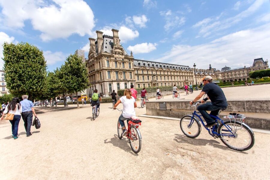 Paris Bike Tour: Eiffel Tower, Place de la Concorde & More - Eiffel Tower Stop: The Best Photo Moment in a Controlled Window