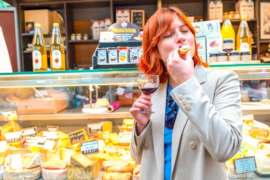 Paris: Champagne and Oysters Food Tour - Oysters and Wine: Your First Bite Sets the Tone