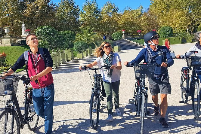 Paris: Charming Nooks and Crannies Bike Tour - The Marais by bike: Kings Square and the Jewish and gay districts
