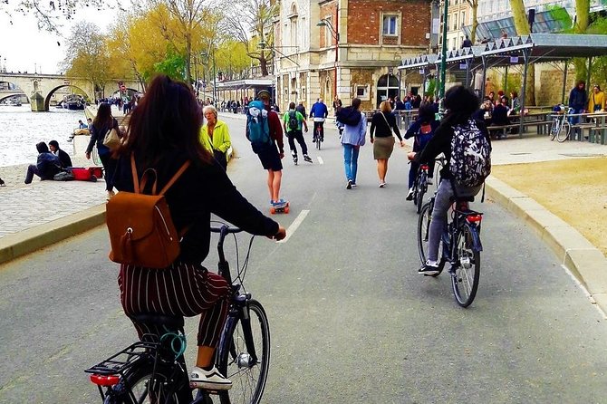 Paris: Charming Nooks and Crannies Bike Tour - Saint Louis Island: a quieter Paris since the 1600s