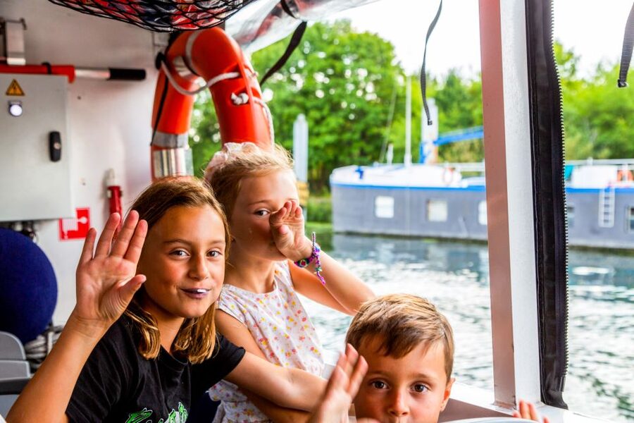 Paris: City and River Seine Tour on an Amphibious Bus - The land route: Eiffel Tower to Arc de Triomphe, in nonstop order