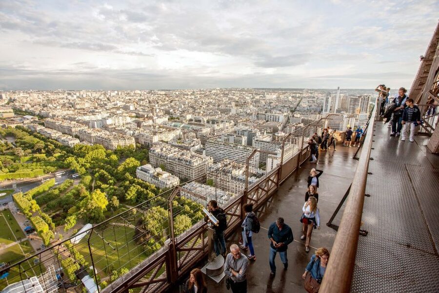 Paris: City Tour by Bus with Eiffel Tower & Optional Summit - What you actually see from the bus: illuminated icons without the walking marathon