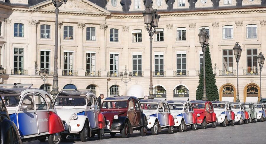 Paris: Classic Sites Tour by Vintage Citroen 2CV - Ile de la Cité Notre-Dame views, plus Left Bank Quai des Grands Augustins