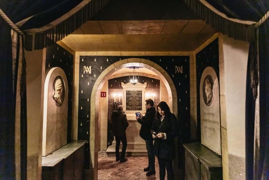 Paris: Conciergerie Ticket with Histopad - Must-See Stops: Cells, Revolutionary Tombs, and the Marie Antoinette Chapel