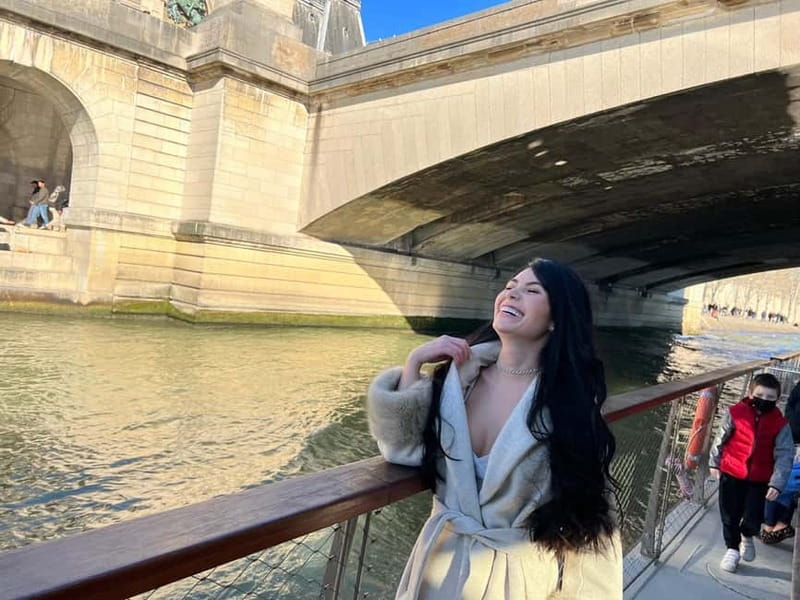 Paris: Day or Evening River Cruise with Musical Ambiance - The free personalized postcard, plus how mailing works