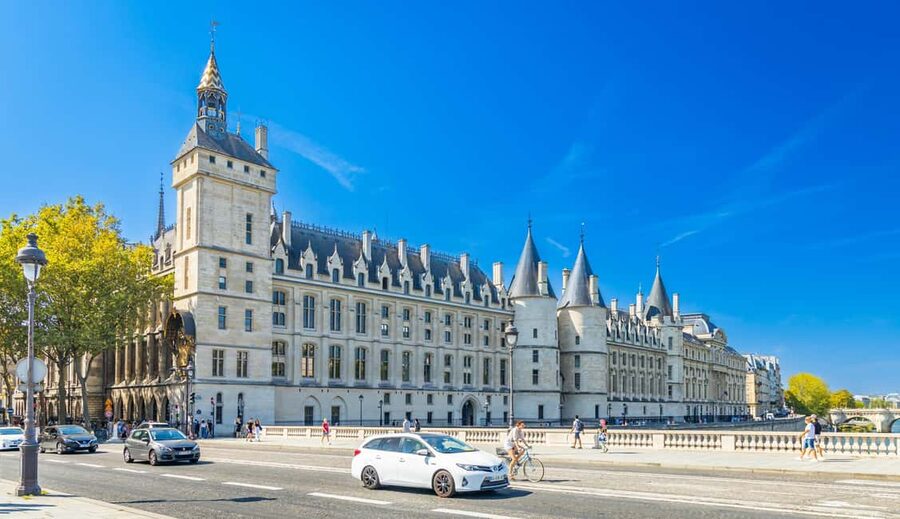 Paris: Early Access Notre Dame Cathedral Walking Tour - Île de la Cité landmarks, from Point Zéro to the Parvis