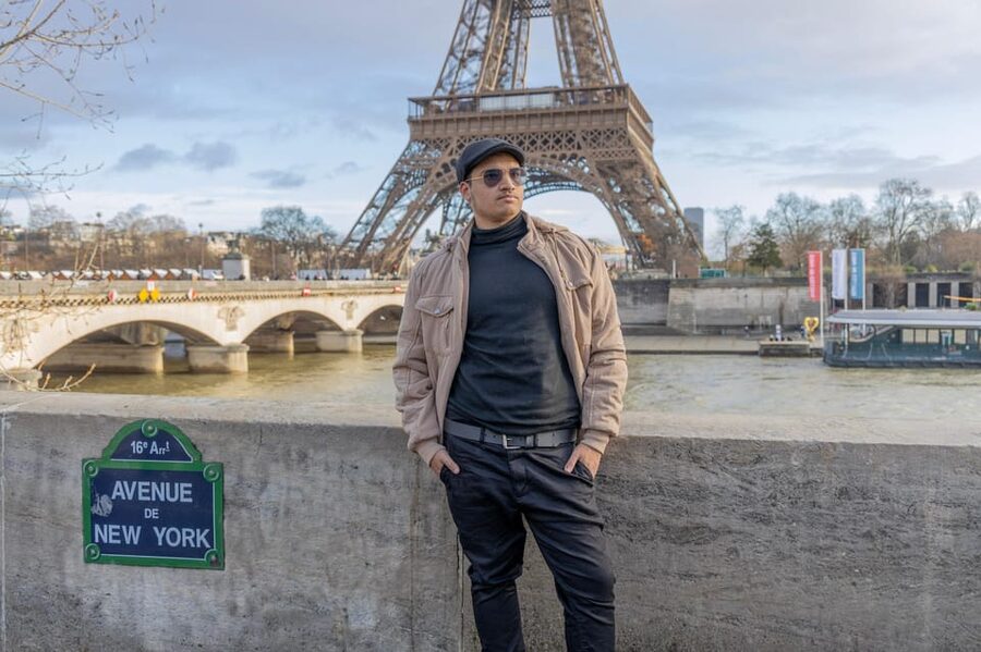Paris: Eiffel Area Private Photoshoot - The Seine River walk: turning river views into photo moments
