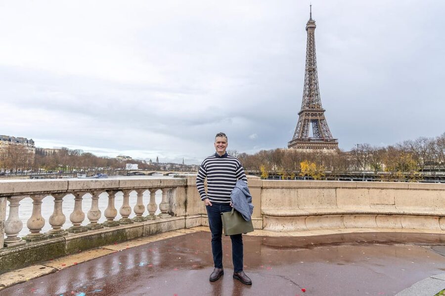 Paris: Eiffel Area Private Photoshoot - Planning tips that help your photos look natural
