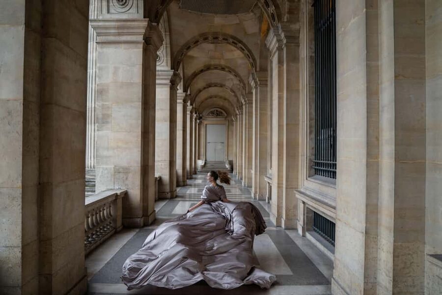 Paris: Eiffel Tower Flying-Dress Photoshoot jonadress - Packages, Photo Counts, and Video Clips That Feel Like a Souvenir