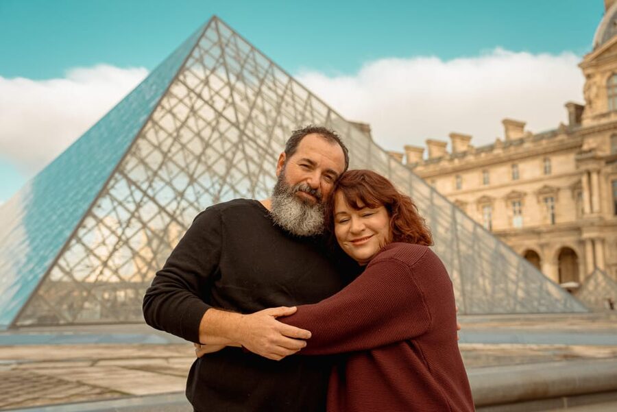 Paris: Eiffel Tower & Louvre Photoshoot (High End Edits) - What your photographer does on the ground (so you look natural)
