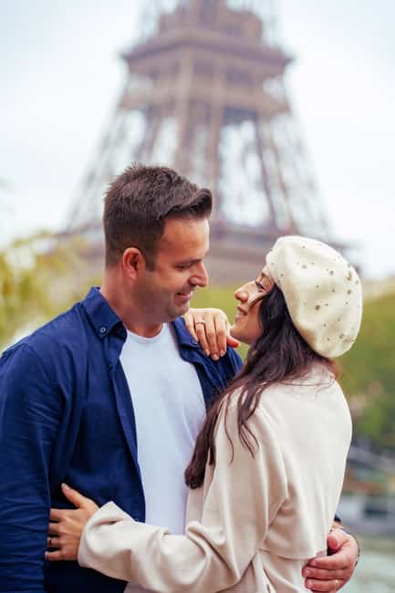 Paris: Eiffel Tower Photoshoot with a Professional - Eiffel Tower Meet-Up: what happens in the first 15 minutes