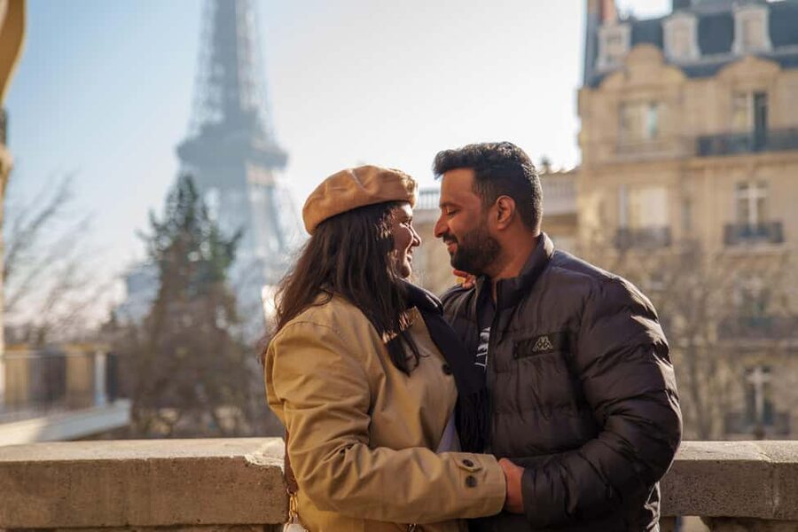 Paris: Eiffel Tower Photoshoot with a Professional - Duration and pacing: 15 minutes vs 1 hour
