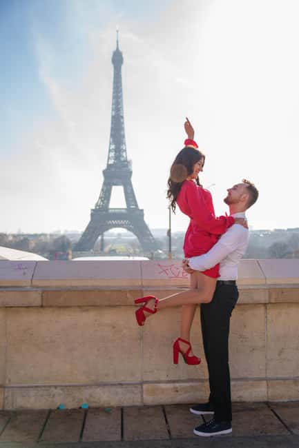 Paris: Eiffel Tower Photoshoot with a Professional - Posing that looks natural: how the photographer keeps you comfortable