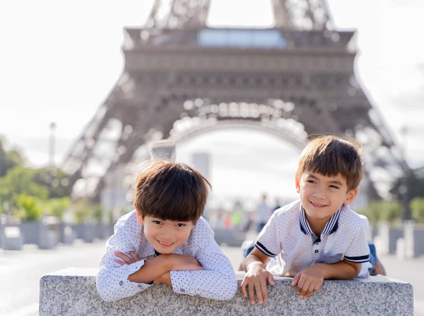 Paris: Eiffel Tower Premium Photoshoot - 15 Minutes vs 1 Hour VIP Options: Choose Based on How Many Different Photos You Want