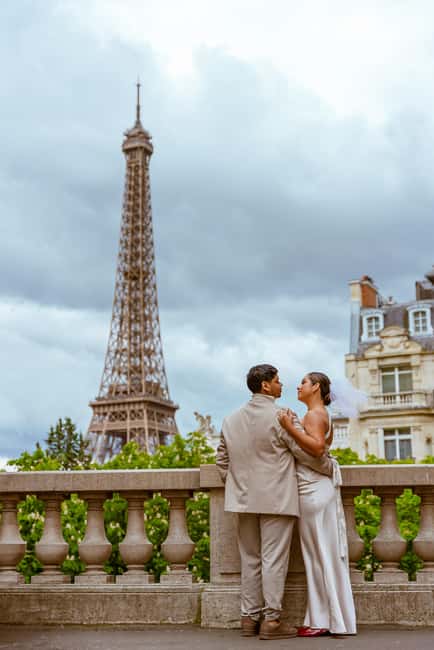 Paris: Eiffel Tower Street Photoshoot - Starting at Chaillot: easy meeting, smooth momentum
