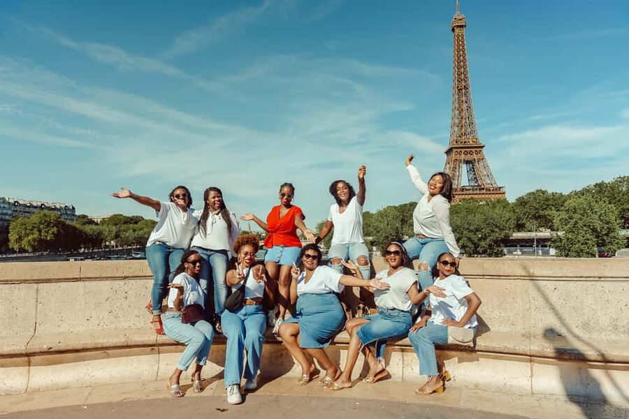 Paris: Eiffel Tower Street Photoshoot - Finishing near the Louvre: a photo session that doesn’t end the day