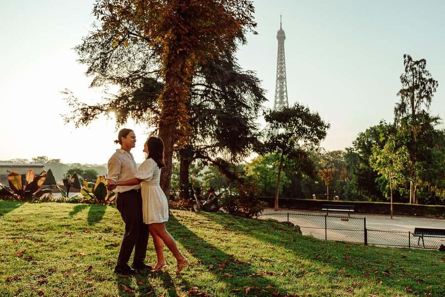 Paris: Eiffel Tower Street Photoshoot - Weather and street conditions: how to stay comfortable and photo-ready
