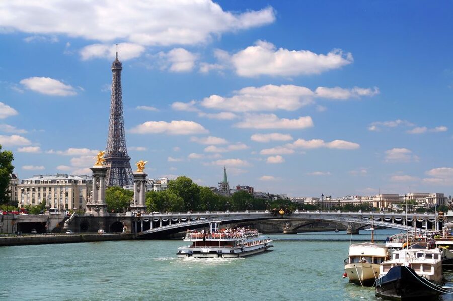 Paris: Eiffel Tower Tour & Seine River Cruise Tour - The walk to the Eiffel Tower base: stories, angles, and “radios on”