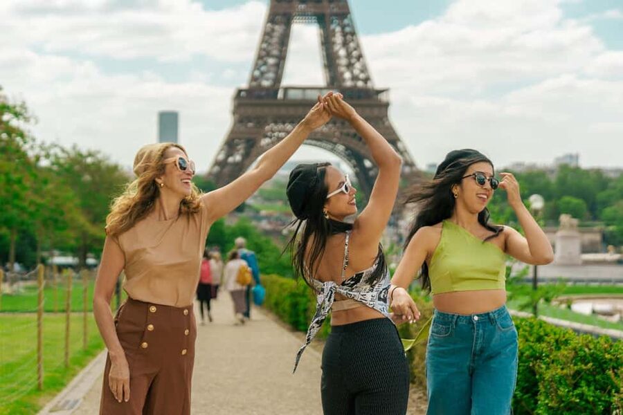 Paris: Eiffel Tower Vintage Photoshoot - Posing and styling help that actually makes you look natural