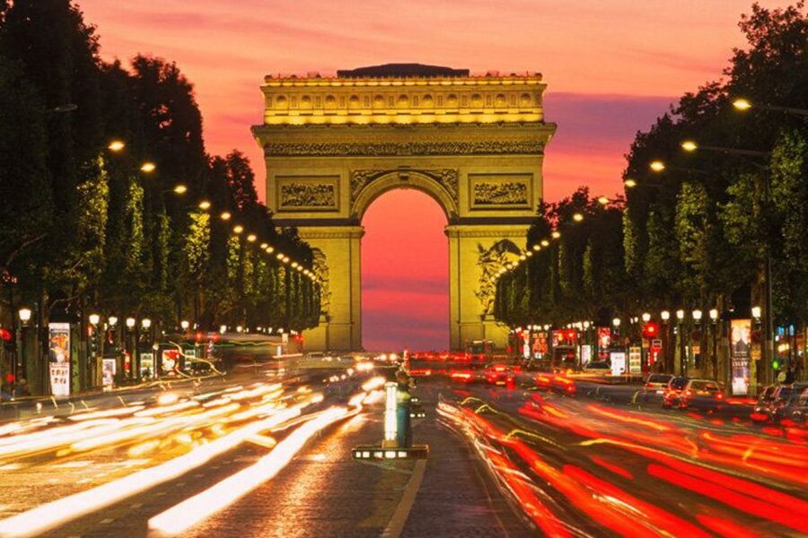 Paris: Evening Bike and Boat Tour - Louvre Pyramids area stop, for the postcard plus the context