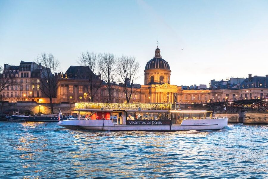 Paris: Evening River Cruise with Music - Hôtel de Ville and Louvre Views: When the City Looks Like a Movie Set