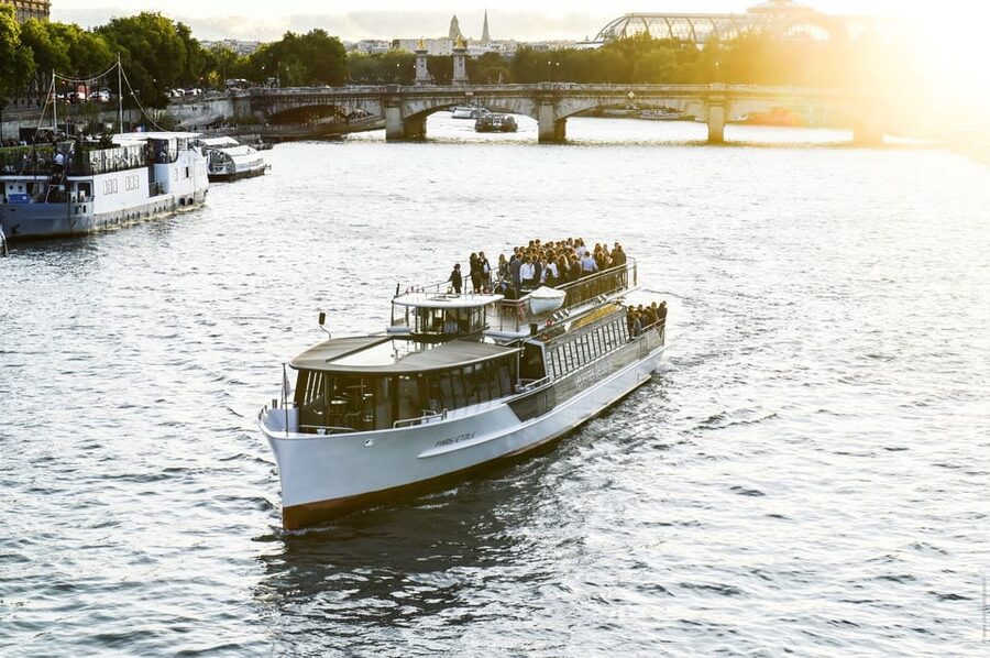 Paris: Evening River Cruise with Music - Rooftop vs Inside Seating: Where the Eiffel Sparkle Happens