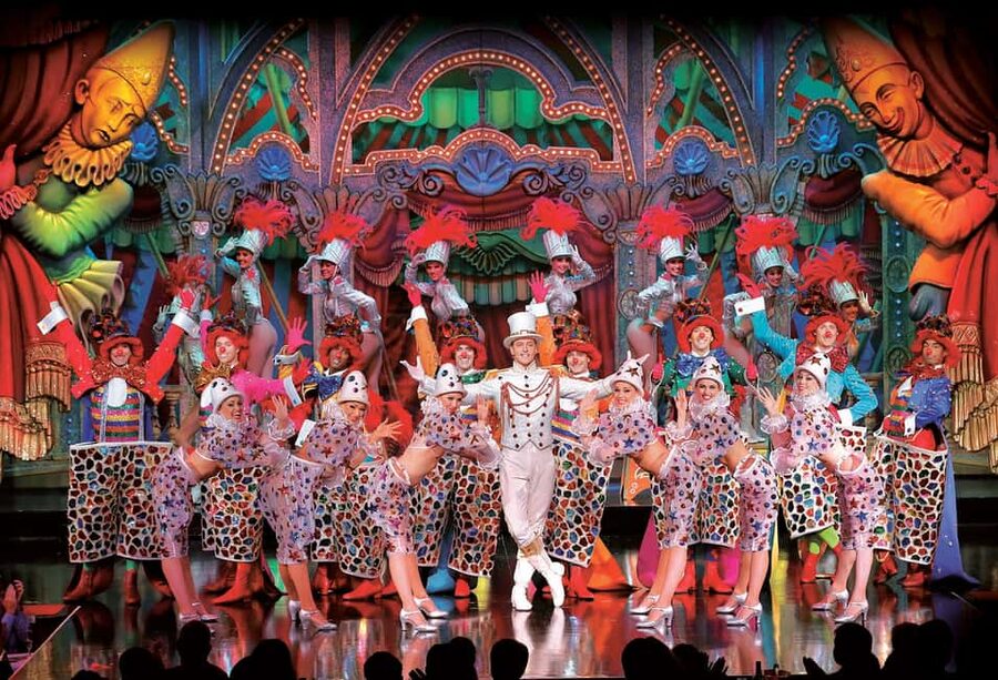 Paris: Evening Sightseeing Tour and Moulin Rouge Show - Paris at Night plus Moulin Rouge Féérie, what you are really buying