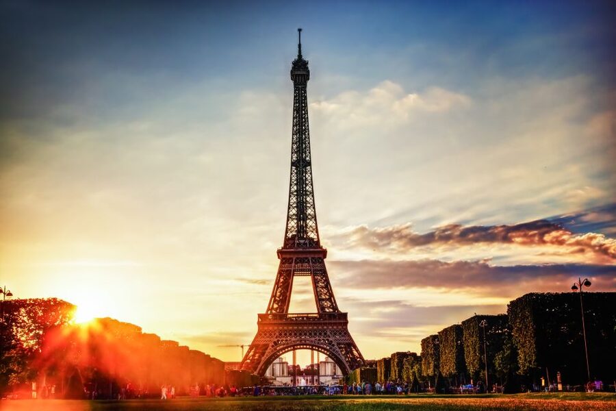 Paris: Evening Sightseeing Tour and Moulin Rouge Show - Champagne at your table: the polite way to handle crowding and standing
