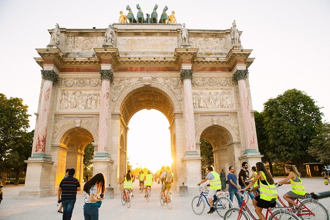 Paris Evening Snapshot Bike Tour - Louvre and Notre Dame from the Saddle