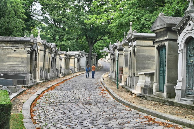 Paris: Famous Graves of Pere Lachaise Cemetery Guided Tour - Why Père Lachaise feels less like a cemetery and more like a Paris scrapbook