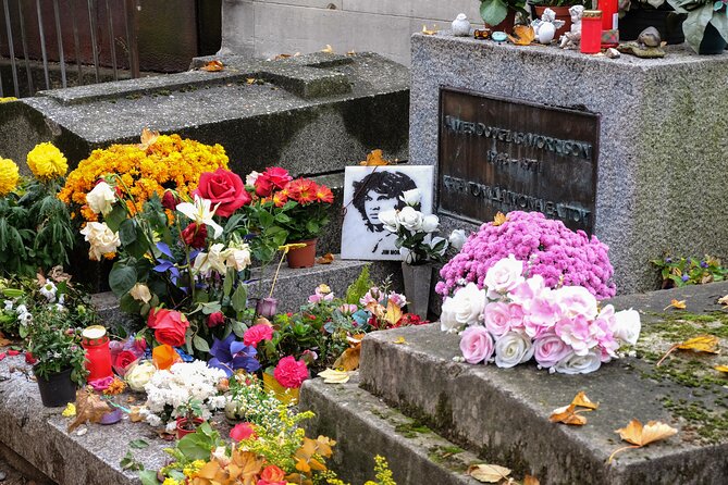 Paris: Famous Graves of Pere Lachaise Cemetery Guided Tour - How the 2-hour format helps you see the right graves without exhausting yourself