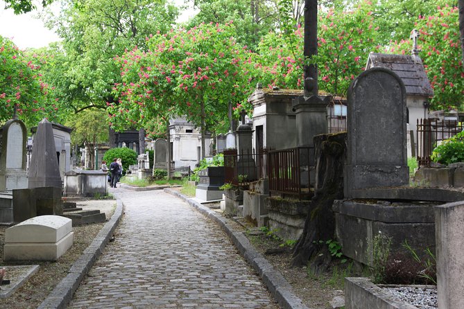 Paris: Famous Graves of Pere Lachaise Cemetery Guided Tour - Edith Piaf and the emotional scale of the cemetery