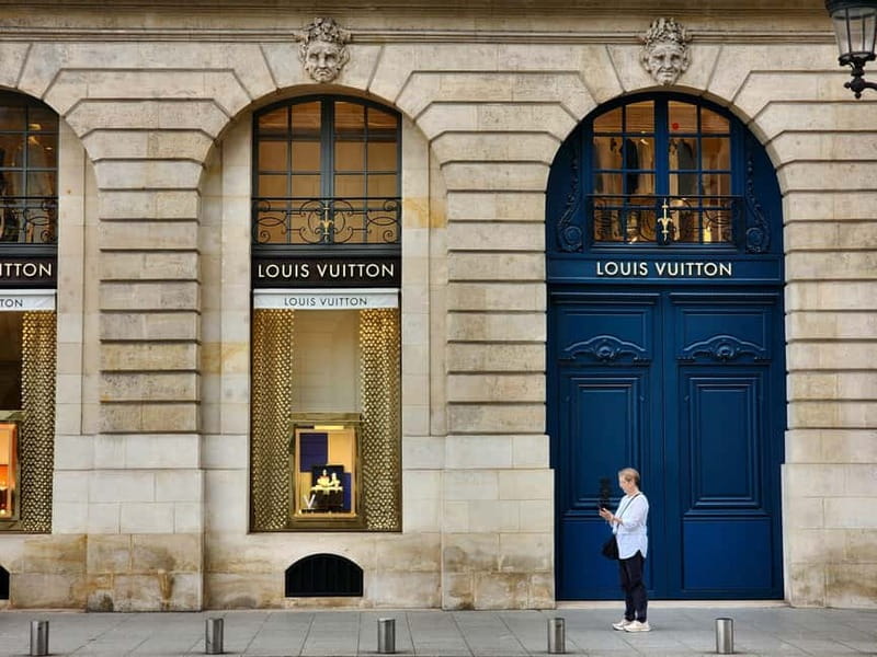 Paris: Fashion Week Haute Couture Walking Tour - Louvre Museum area: couture stories in a legendary backdrop