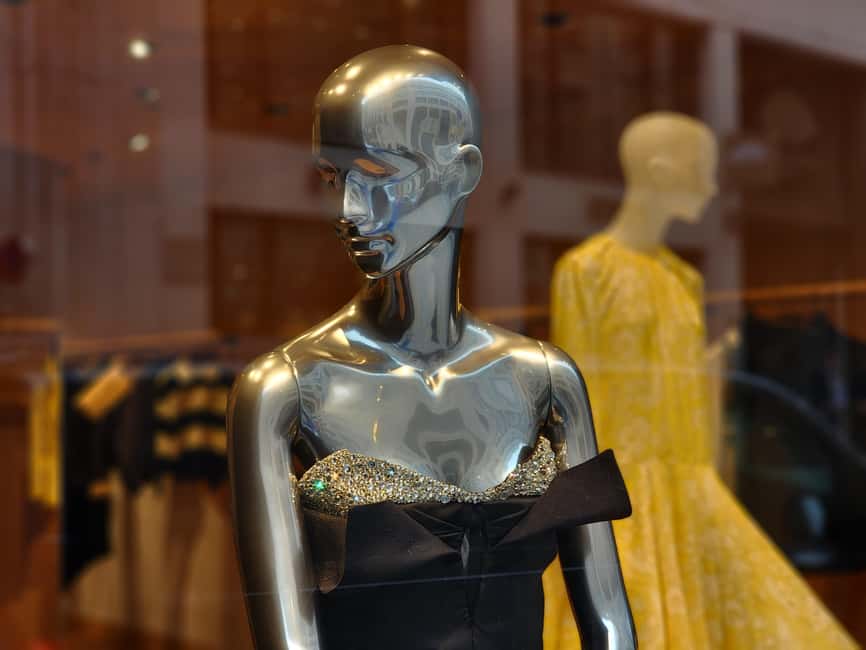 Paris: Fashion Week Haute Couture Walking Tour - Why this walk is better than only seeing museums